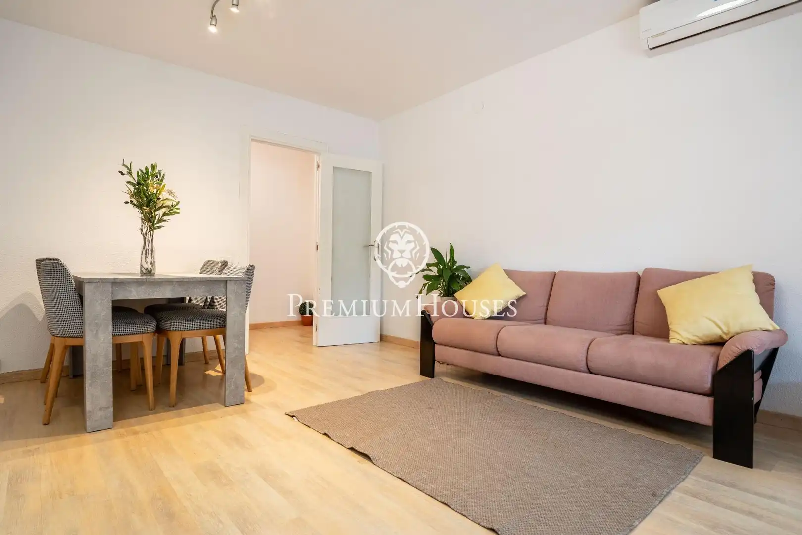 Sala d'estar de Planta baixa en venda en Vilanova i la Geltrú amb Aire condicionat, Parquet i Traster