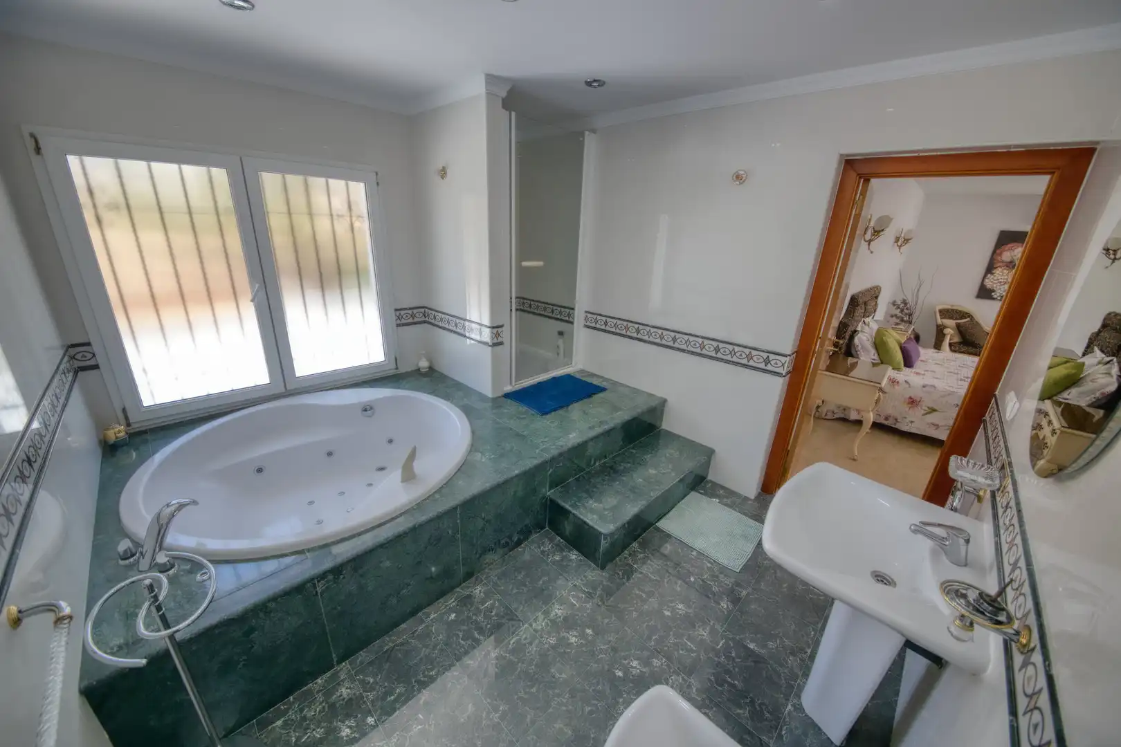Bathroom of Houses for sale in Benalmádena  with Air Conditioner, Private garden and Parquet flooring