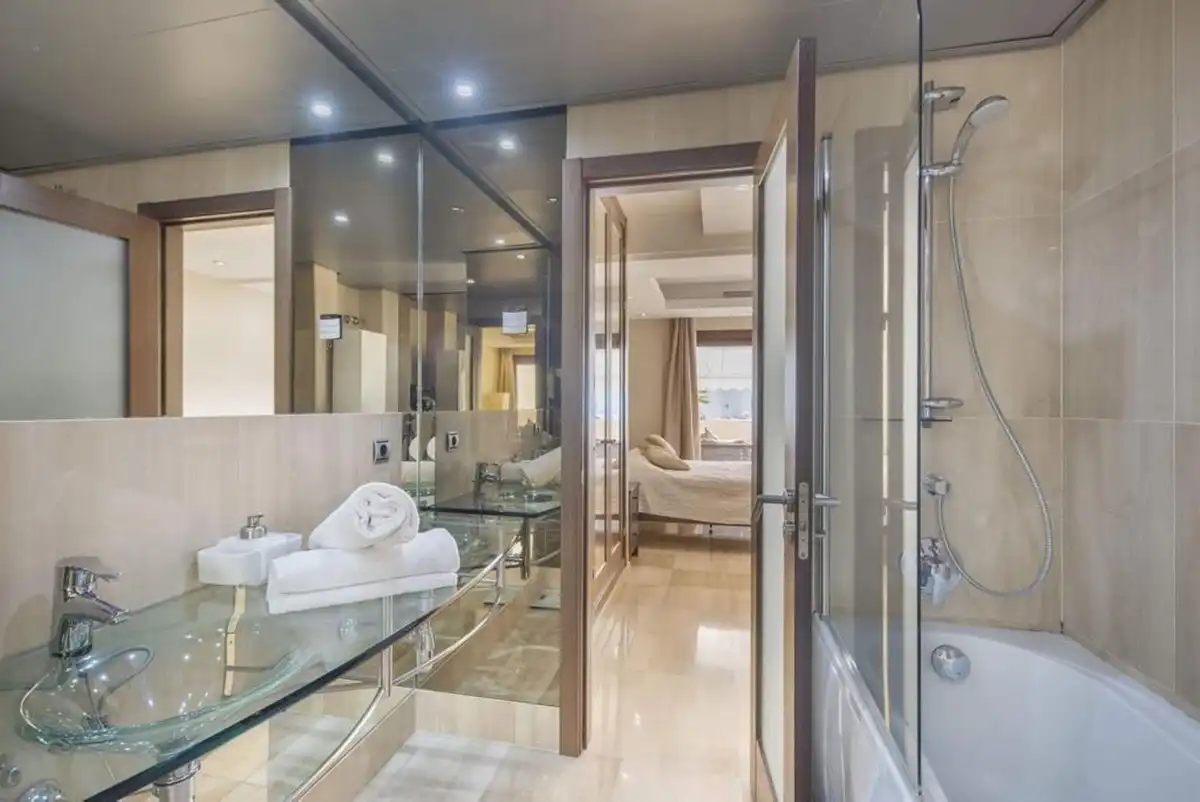 Baño de Ático de alquiler en Estepona con Aire acondicionado, Terraza y Piscina