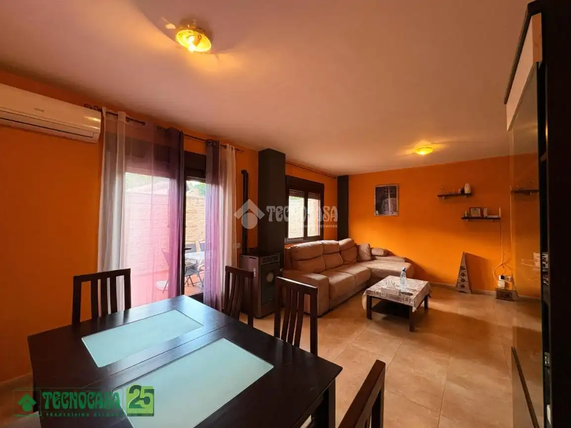 Sala d'estar de Casa adosada en venda en Villatobas amb Aire condicionat i Calefacció