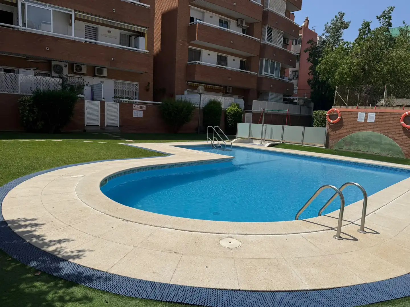 Swimming pool of Flat for sale in Cornellà de Llobregat  with Heating, Private garden and Swimming Pool