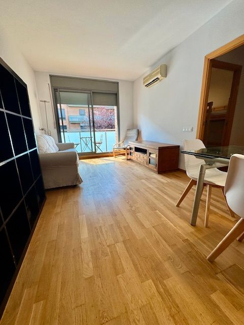 Sala d'estar de Pis de lloguer en Sant Cugat del Vallès amb Calefacció, Parquet i Terrassa