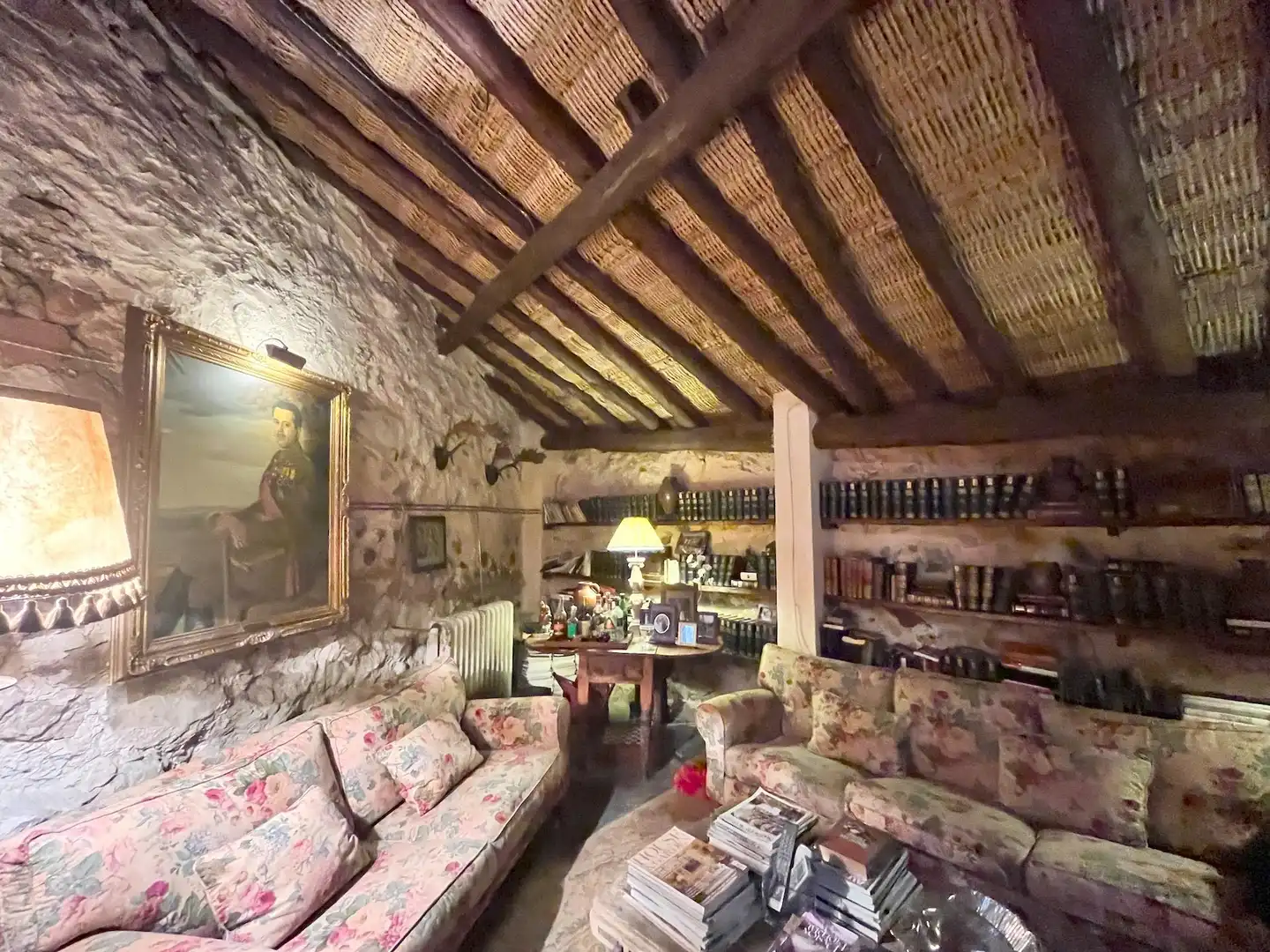 Sala d'estar de Finca rústica en venda en Bea amb Calefacció, Terrassa i Moblat