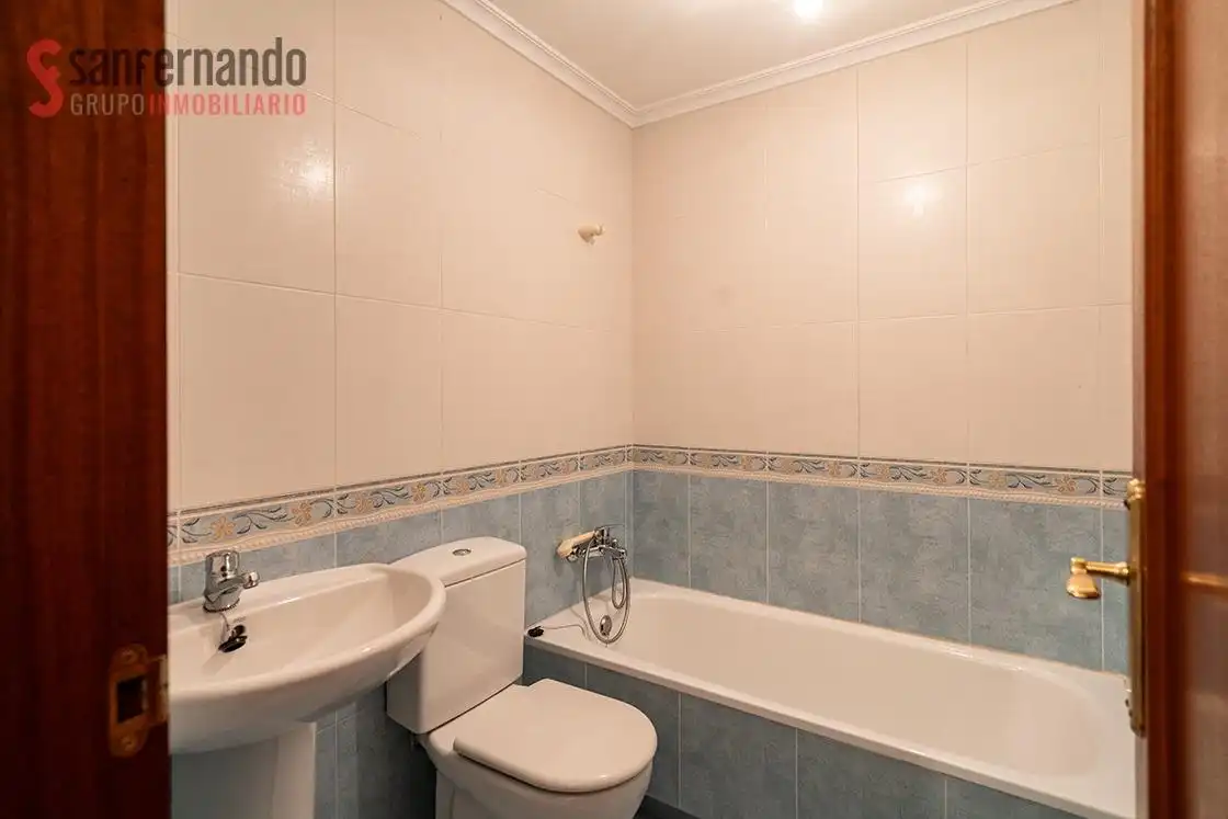 Baño de Piso en venta en Torrelavega  con Terraza y Balcón