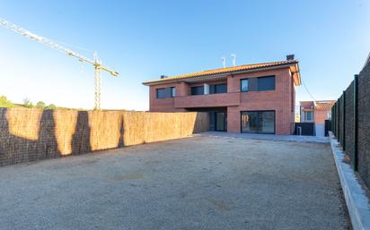 Vista exterior de Casa adosada en venda en La Roca del Vallès amb Aire condicionat, Calefacció i Terrassa