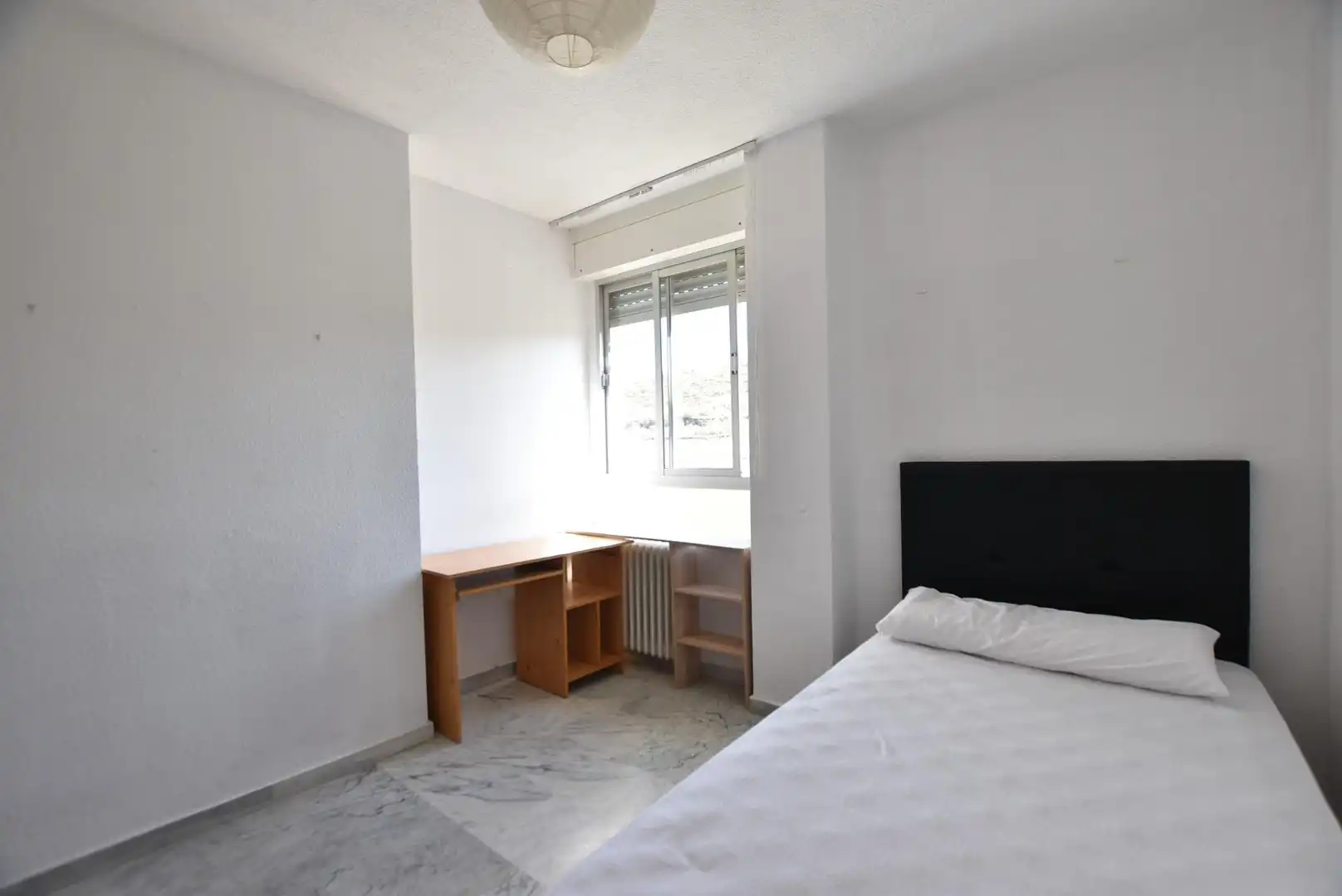 Schlafzimmer von Wohnung zur Miete in Granada mit Heizung, Möbliert und Balkon