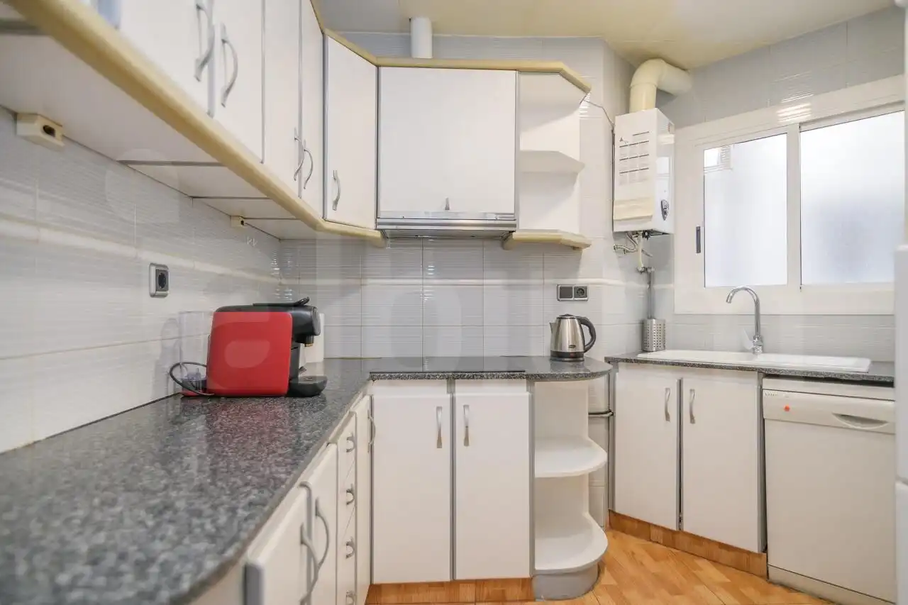 Küche von Wohnung zum Verkauf in Barcelona mit Klimaanlage, Parkett und Möbliert
