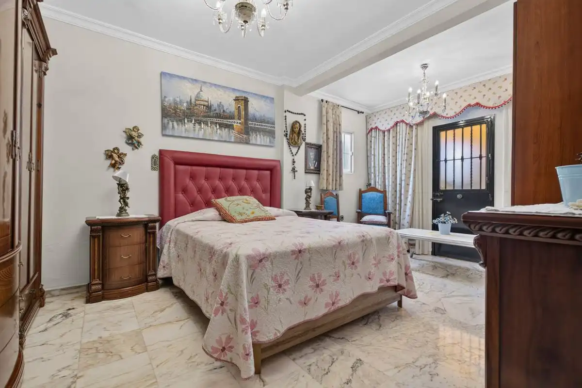 Schlafzimmer von Einfamilien-Reihenhaus zum Verkauf in Dos Hermanas mit Klimaanlage, Heizung und Terrasse