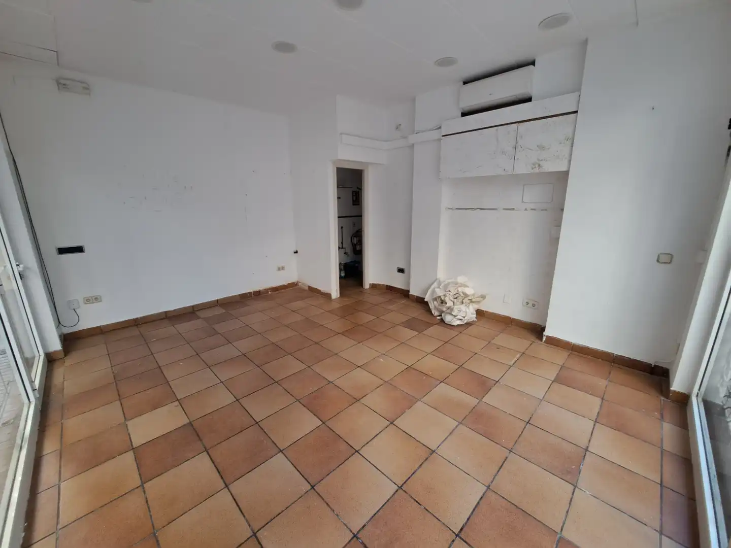 Commercial properties for rent in Blanes  with Air Conditioner and Heating