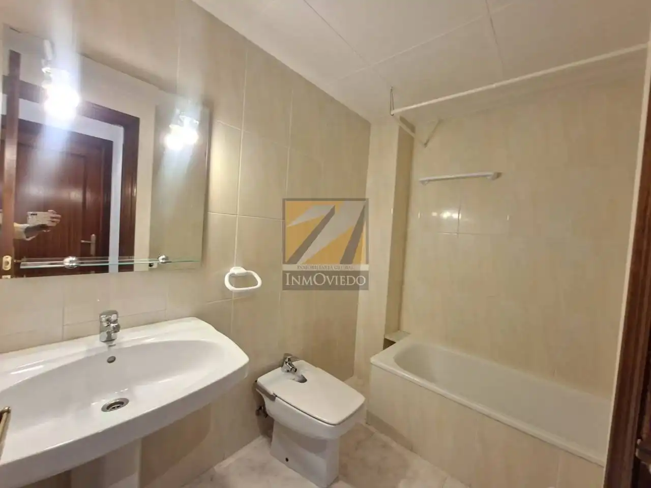 Baño de Piso en venta en Oviedo  con Calefacción y Terraza