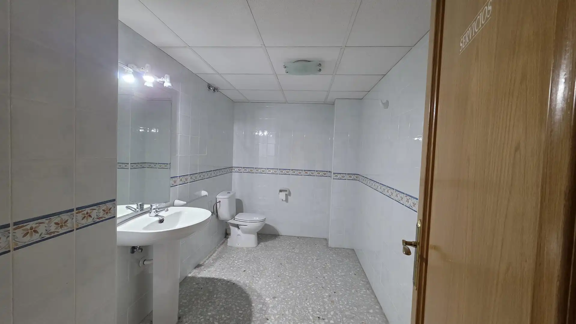 Baño de Piso en venta en Oliva con Terraza