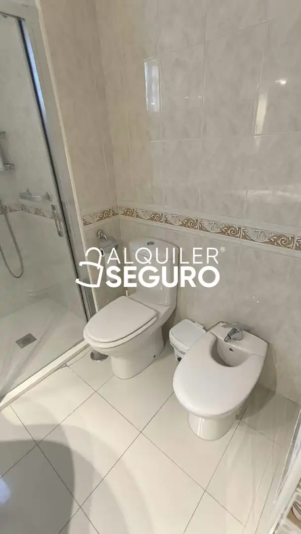 Bathroom of Flat for rent in Sevilla  with Air Conditioner