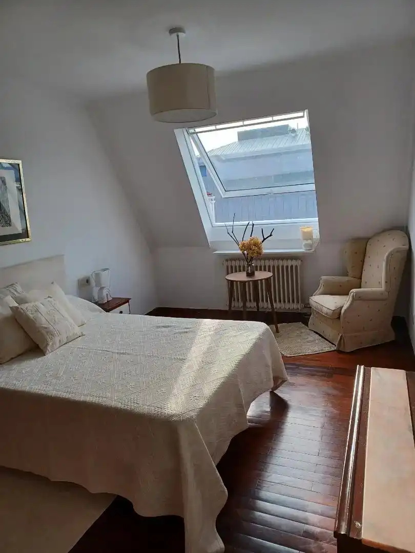 Schlafzimmer von Dachboden zur Miete in Pontevedra Capital  mit Parkett, Abstellraum und Möbliert