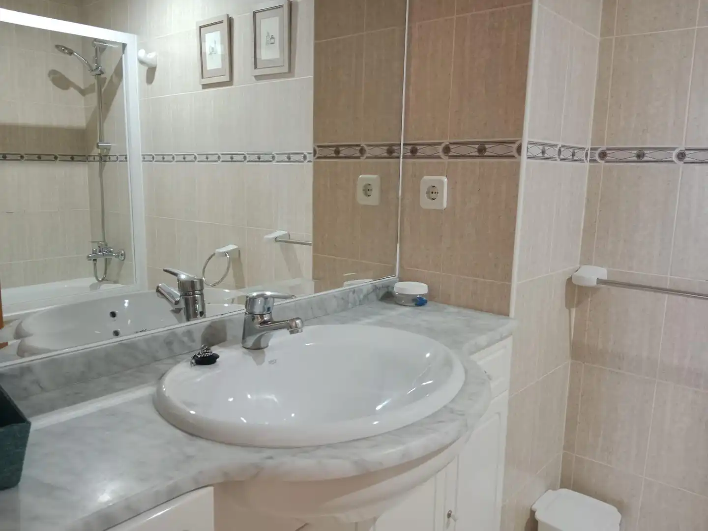 Badezimmer von Wohnungen zur Miete in L'Alfàs del Pi mit Klimaanlage, Heizung und Möbliert