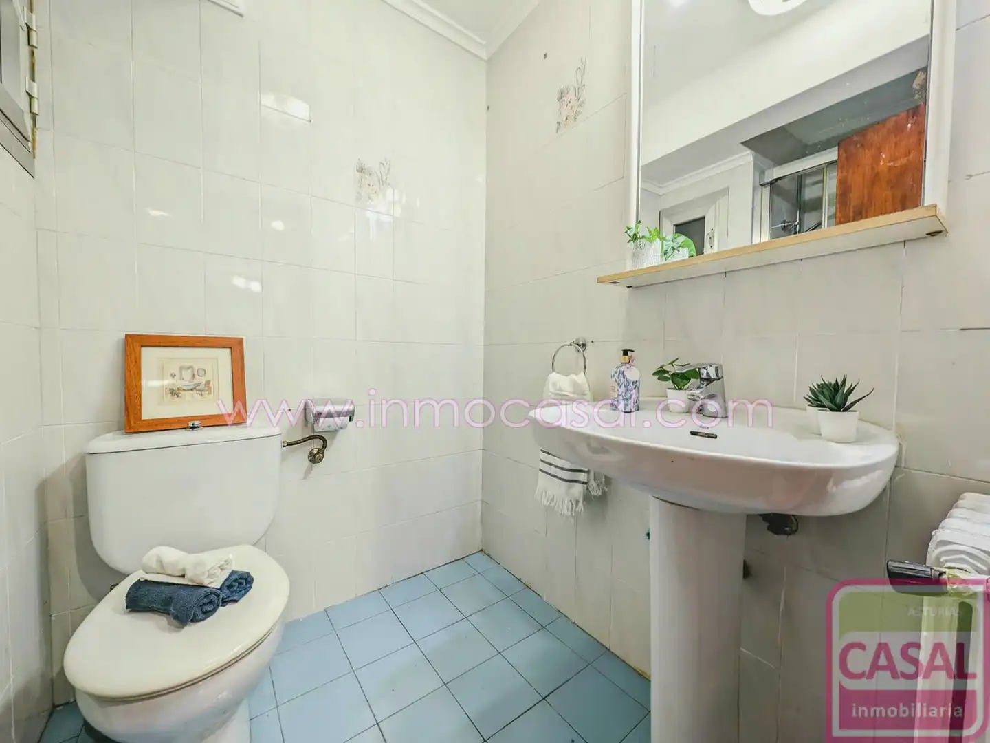Baño de Piso en venta en Oviedo  con Calefacción, Trastero y Amueblado