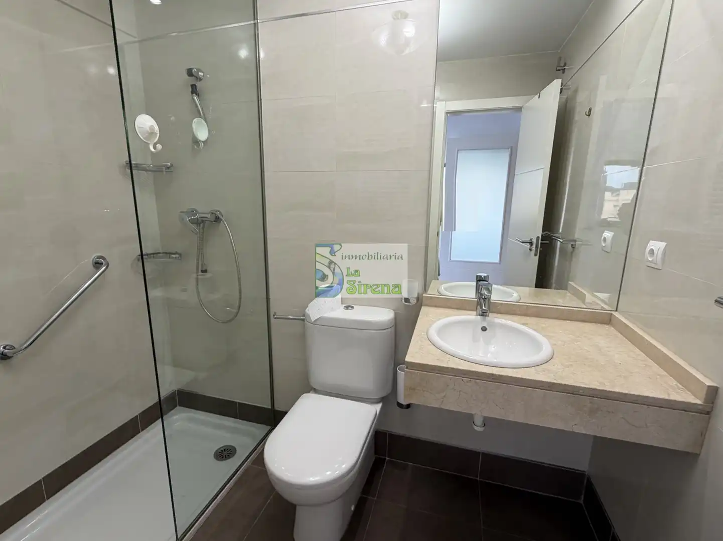 Baño de Piso en venta en Castro-Urdiales con Calefacción, Terraza y Piscina