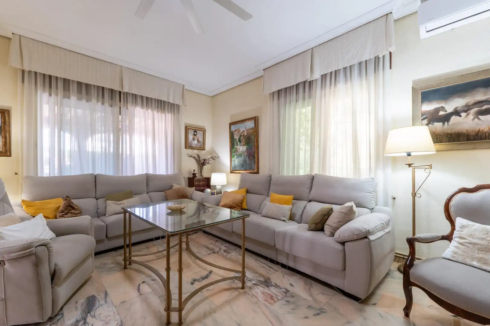 Sala d'estar de Casa o xalet en venda en Córdoba amb Aire condicionat, Calefacció i Jardí privat