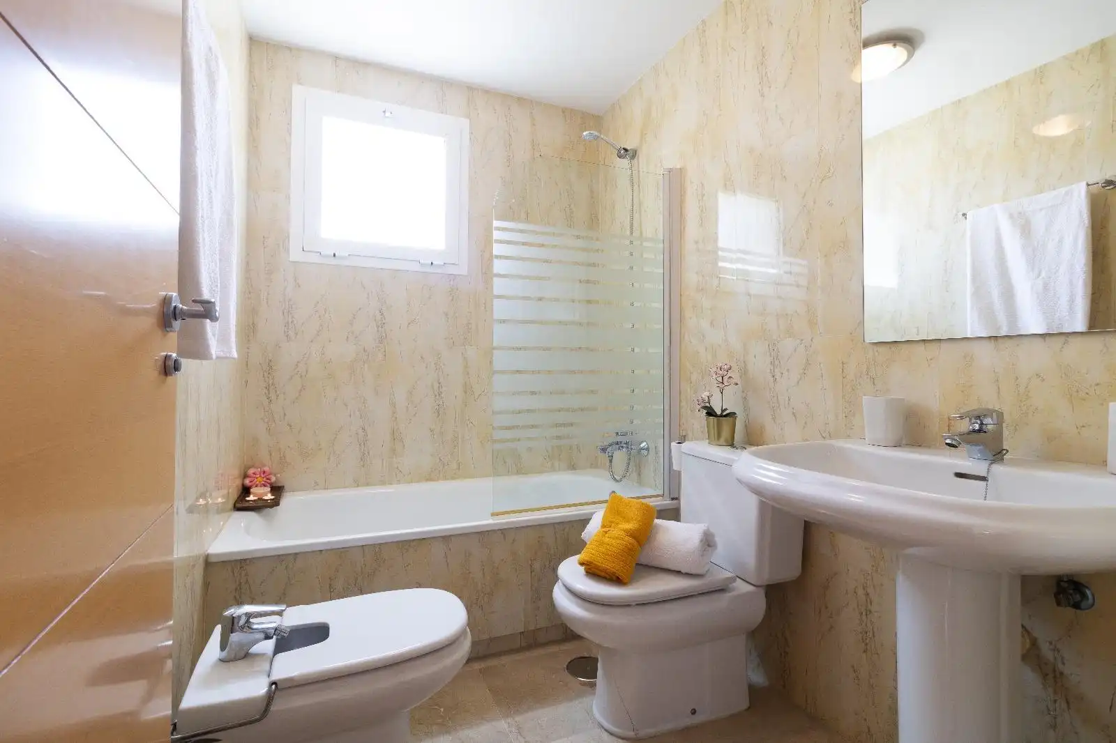 Baño de Apartamento en venta en Casares con Jardín privado, Terraza y Amueblado