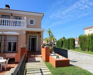 Außenansicht von Einfamilien-Reihenhaus miete in El Portil mit Klimaanlage, Terrasse und Schwimmbad