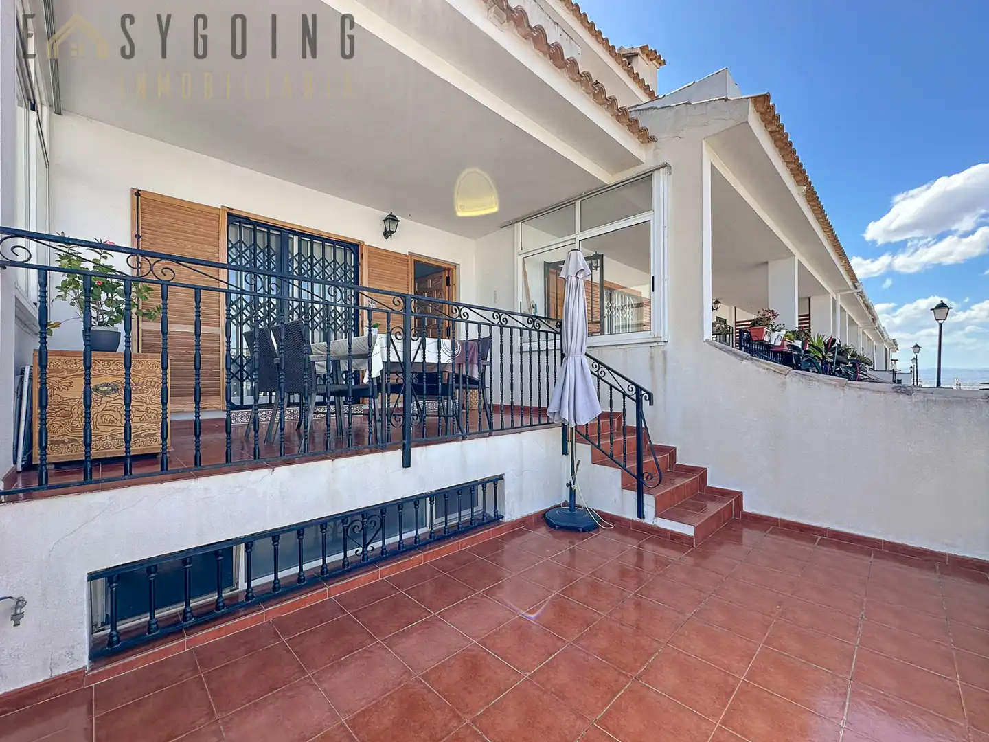 Terrasse von Einfamilien-Reihenhaus zum Verkauf in Santa Pola mit Klimaanlage, Terrasse und Gemeinschaftspool