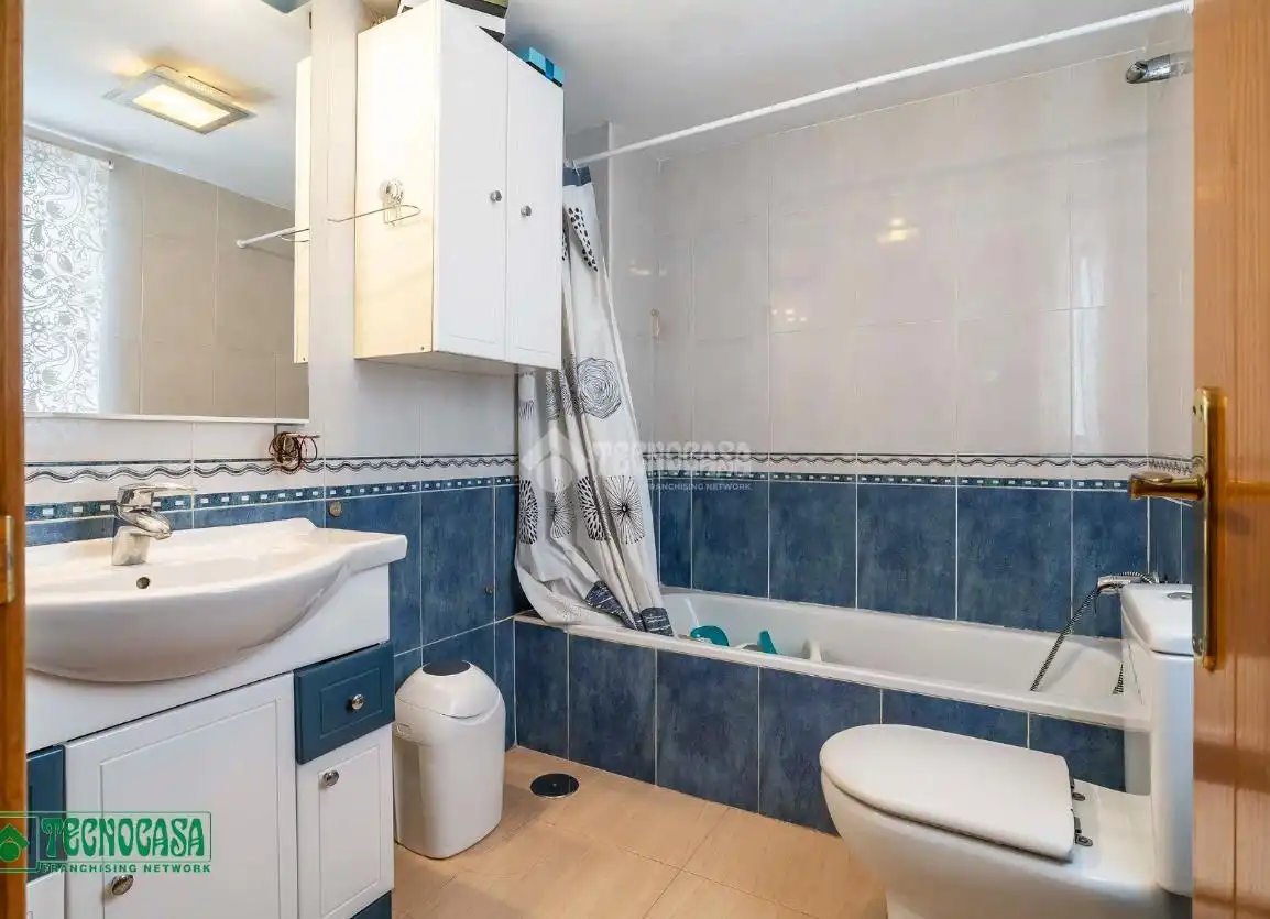 Badezimmer von Wohnung zum Verkauf in Roquetas de Mar mit Klimaanlage
