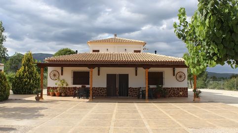 CHALET RÚSTICO EN MORATALLA CON AMPLIA PARCELA Y PISCINA
