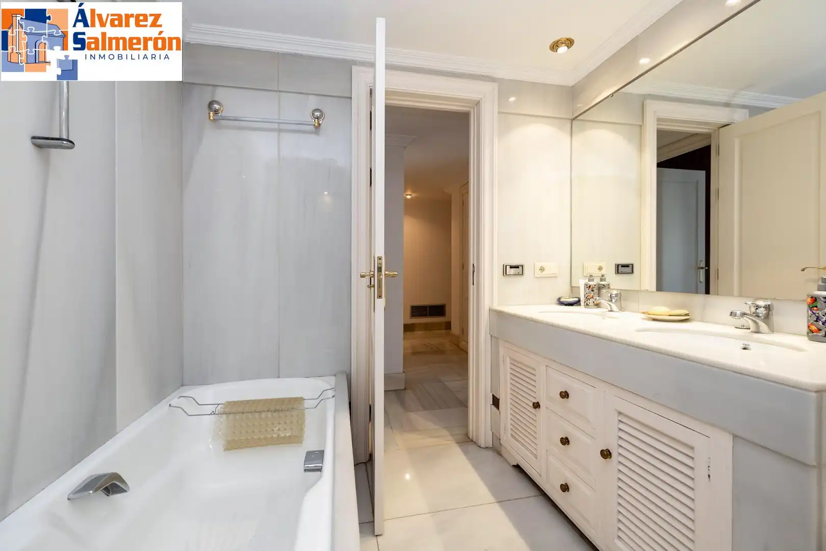 Bathroom of Flat for sale in Granada
