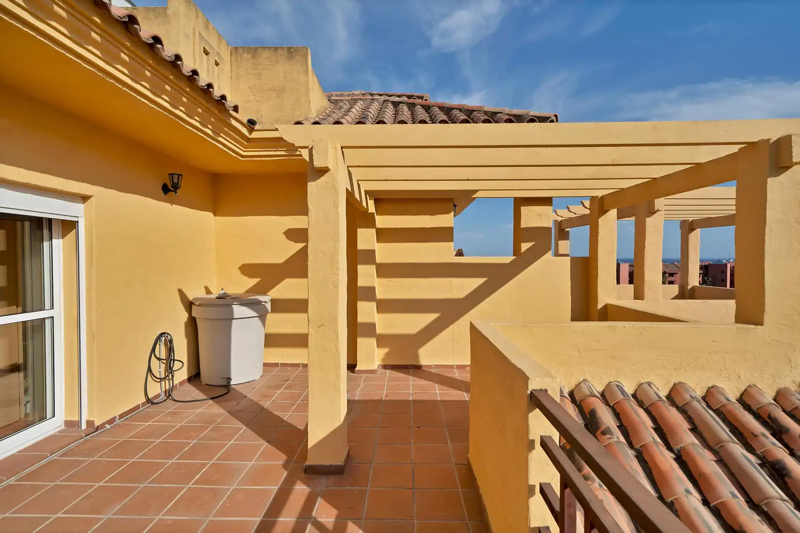 Terrassa de Casa adosada en venda en Estepona amb Aire condicionat, Calefacció i Jardí privat