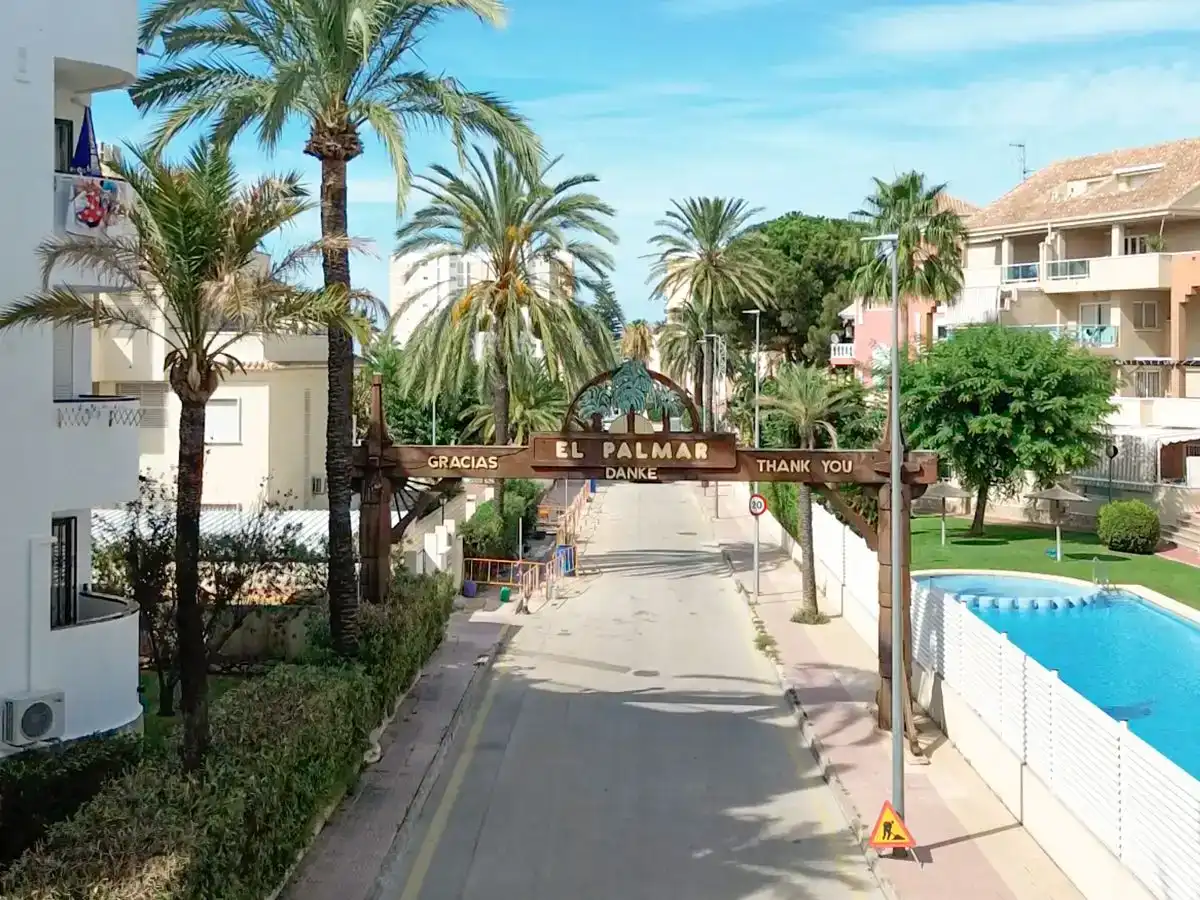 Vista exterior de Casa adosada en venda en Dénia amb Aire condicionat i Piscina