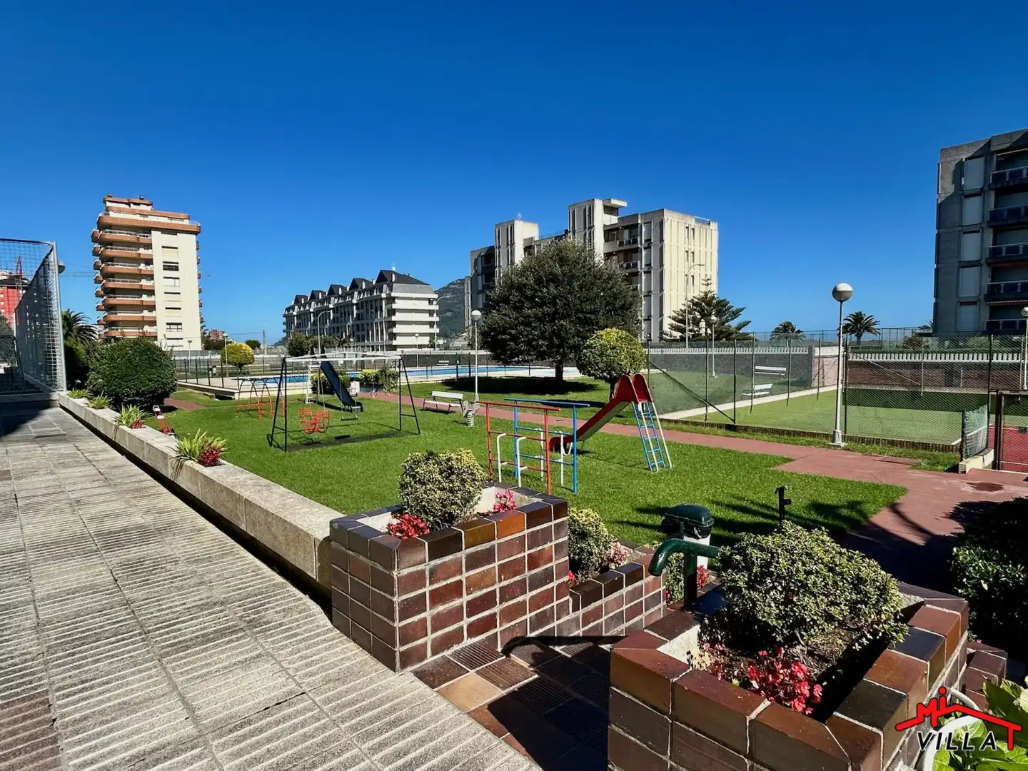 Vista exterior de Pis en venda en Laredo amb Calefacció, Terrassa i Balcó