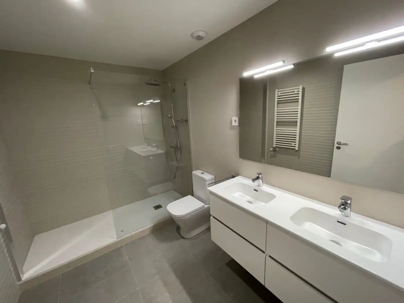 Bathroom of Flat for rent in Manresa  with Air Conditioner, Heating and Parquet flooring