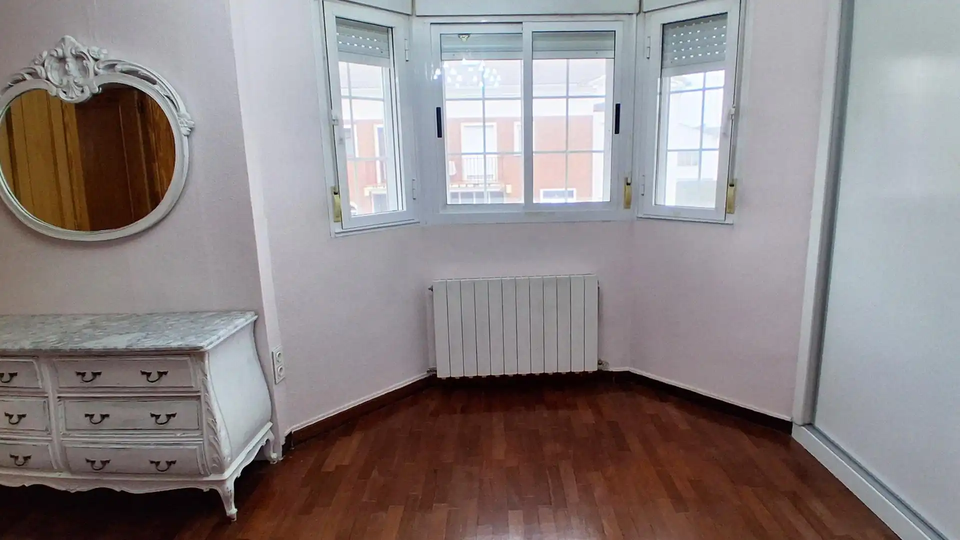 Schlafzimmer von Einfamilien-Reihenhaus zum Verkauf in Cabrerizos mit Heizung, Abstellraum und Schwimmbad