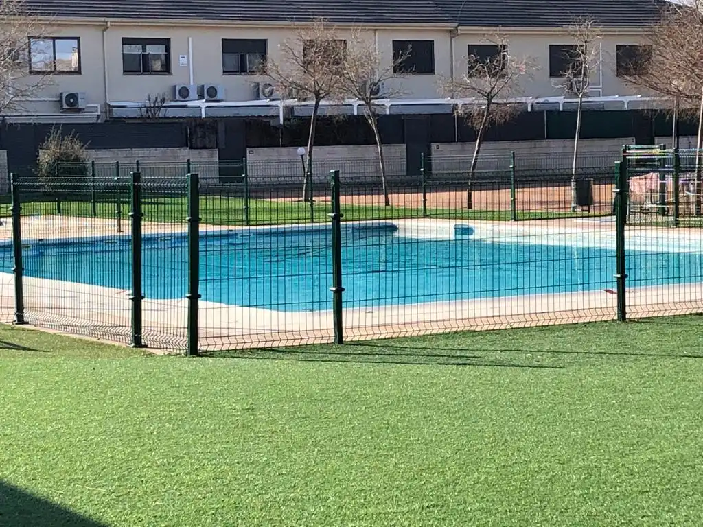 Schwimmbecken von Einfamilien-Reihenhaus zum Verkauf in Aranjuez mit Klimaanlage, Heizung und Terrasse