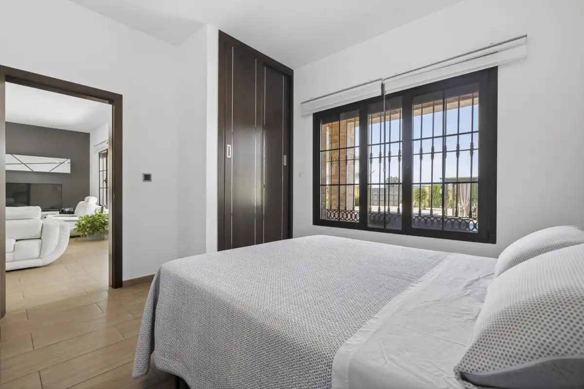 Dormitori de Casa o xalet en venda en Lora del Río amb Aire condicionat, Calefacció i Jardí privat