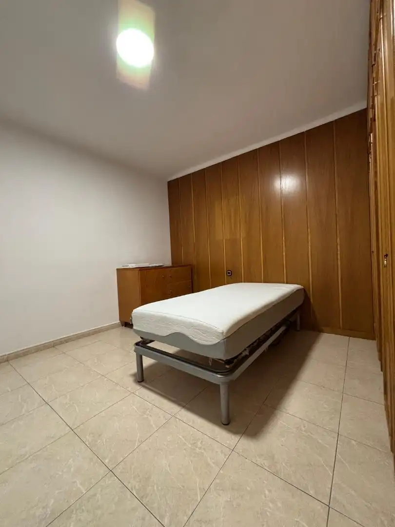 Dormitori de Pis de lloguer en Girona amb Aire condicionat, Calefacció i Terrassa