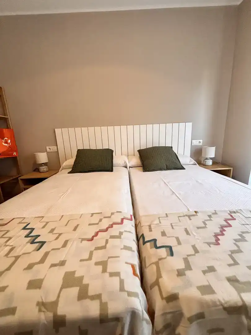 Schlafzimmer von Wohnung zur Miete in Parres mit Parkett, Möbliert und Balkon