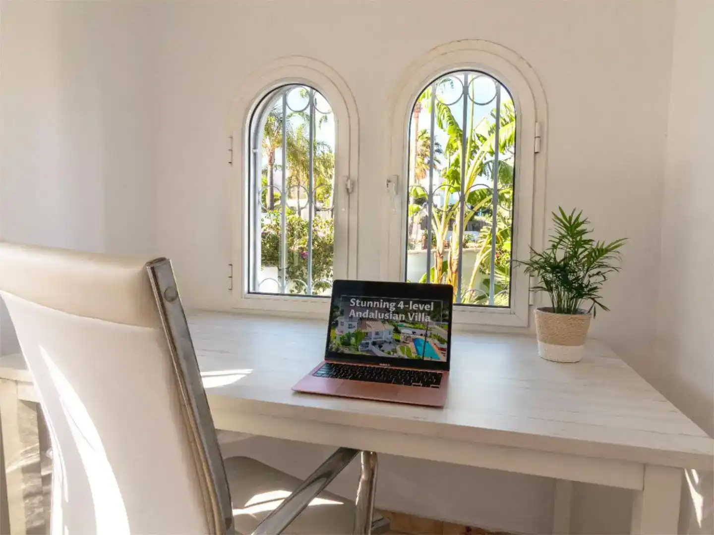 Vista exterior de Casa o xalet en venda en Estepona amb Aire condicionat, Piscina i Balcó