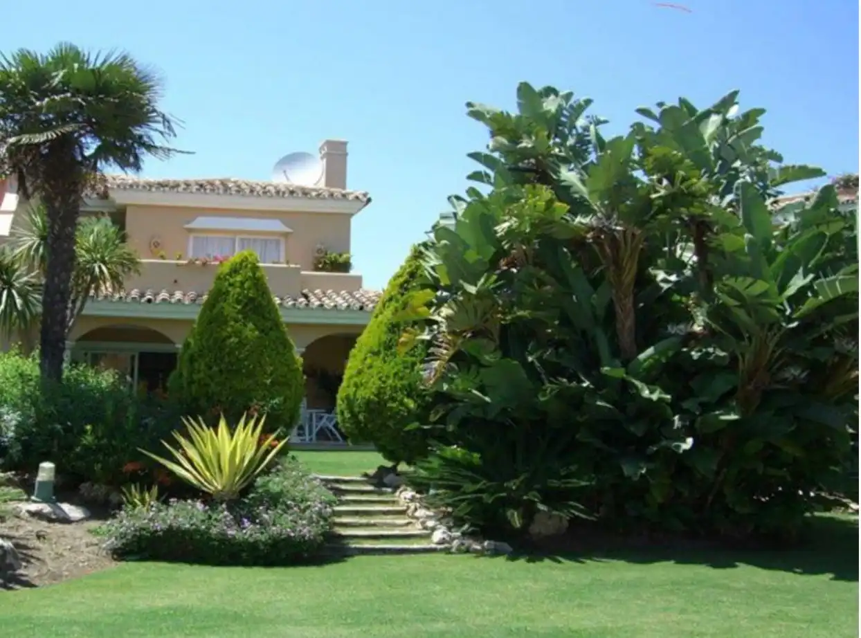Jardí de Casa adosada de lloguer en Estepona amb Aire condicionat, Terrassa i Moblat