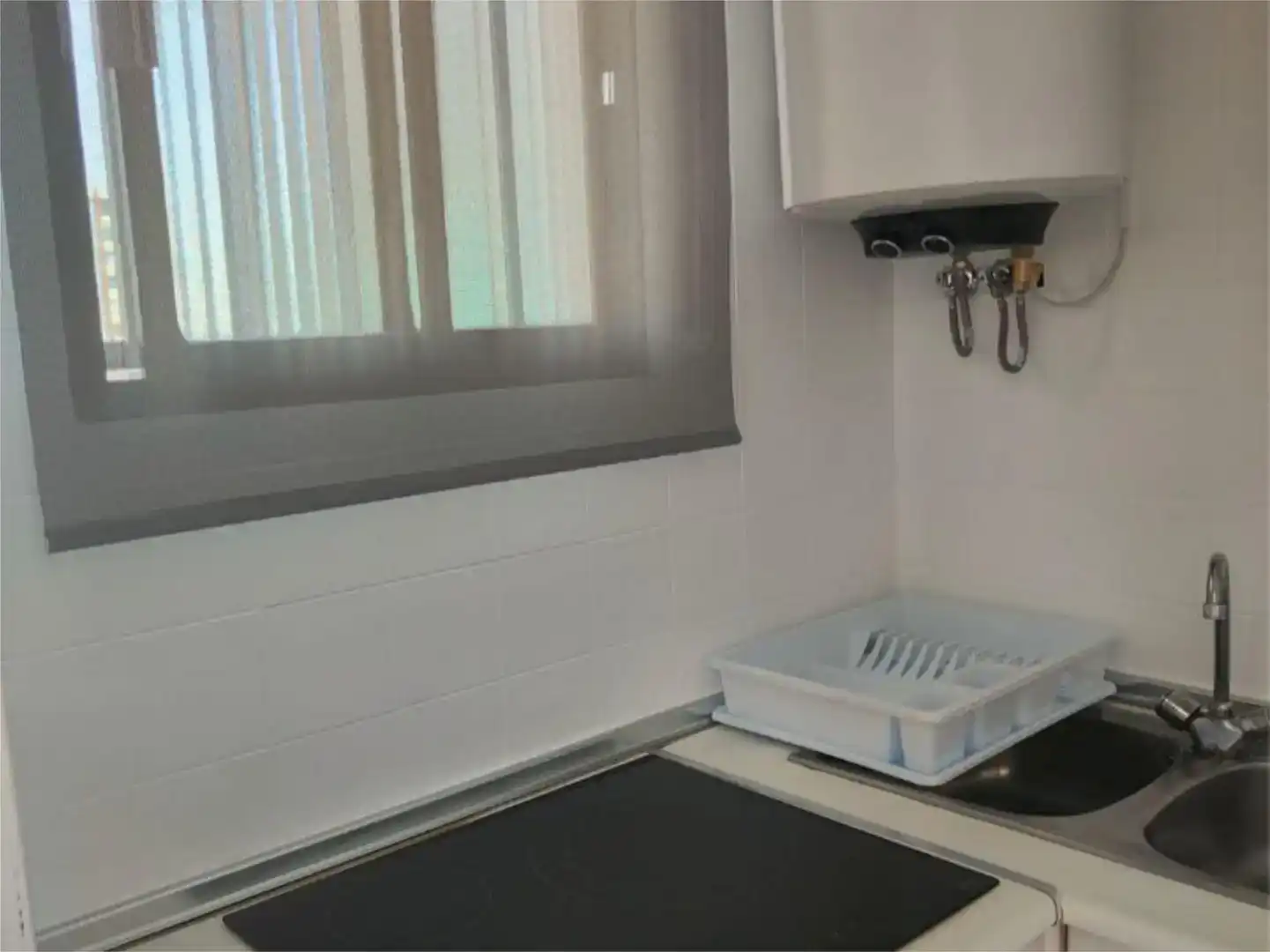 Cuina de Apartament de lloguer en Benidorm amb Piscina i Balcó