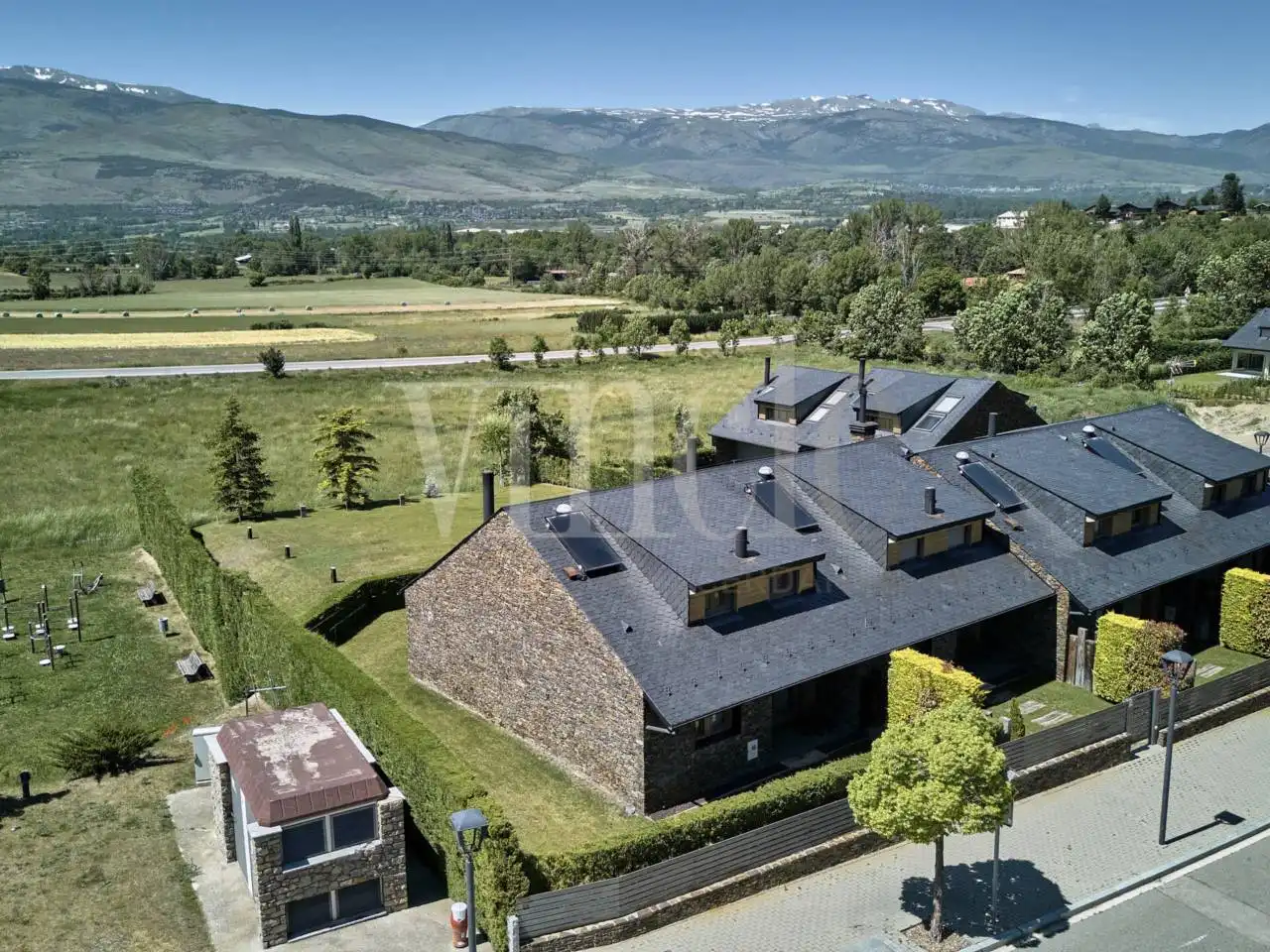 Vista exterior de Casa adosada en venda en Alp amb Calefacció, Jardí privat i Parquet