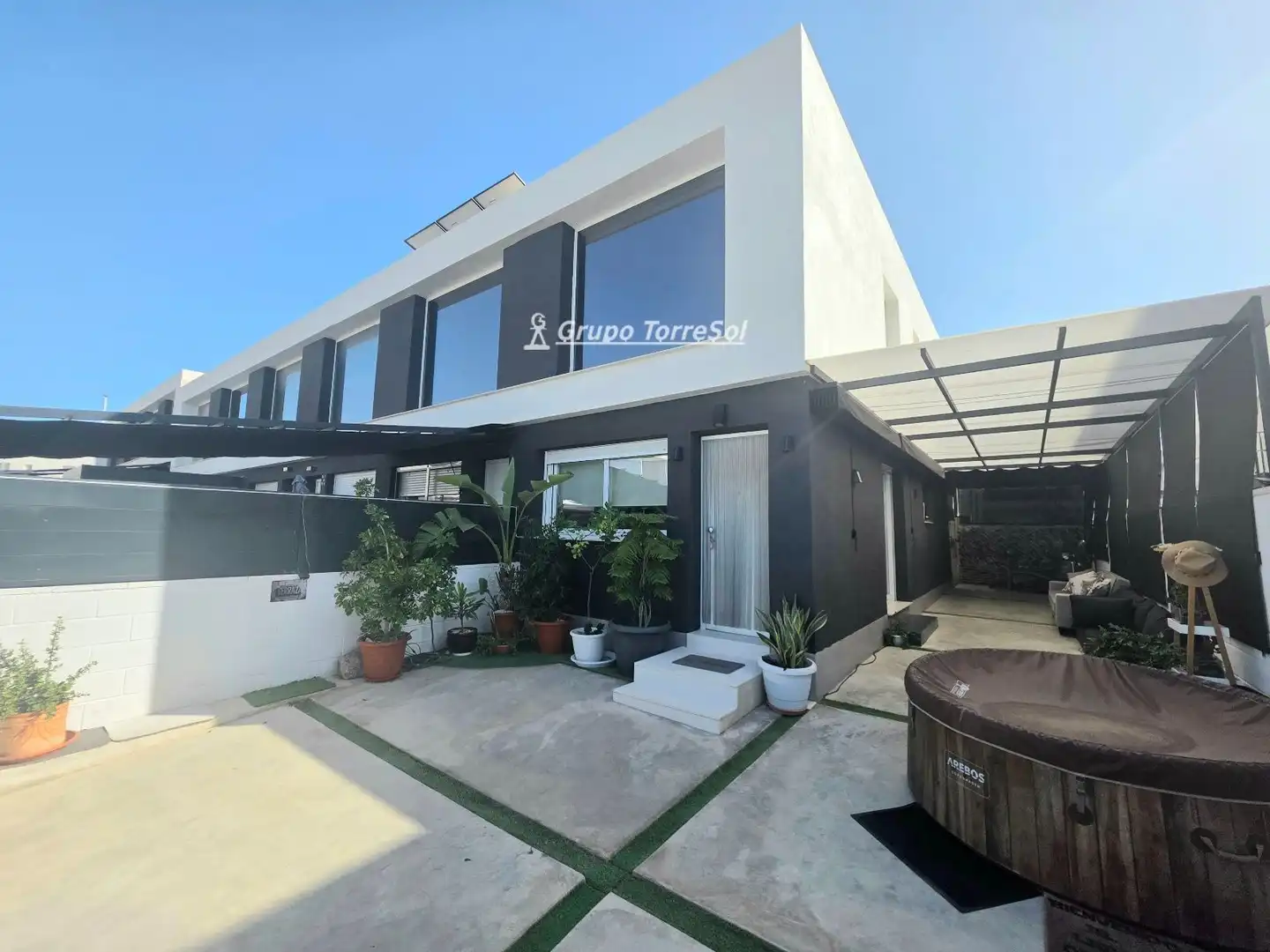 Casa aparellada amb piscina en venda a Chipre
