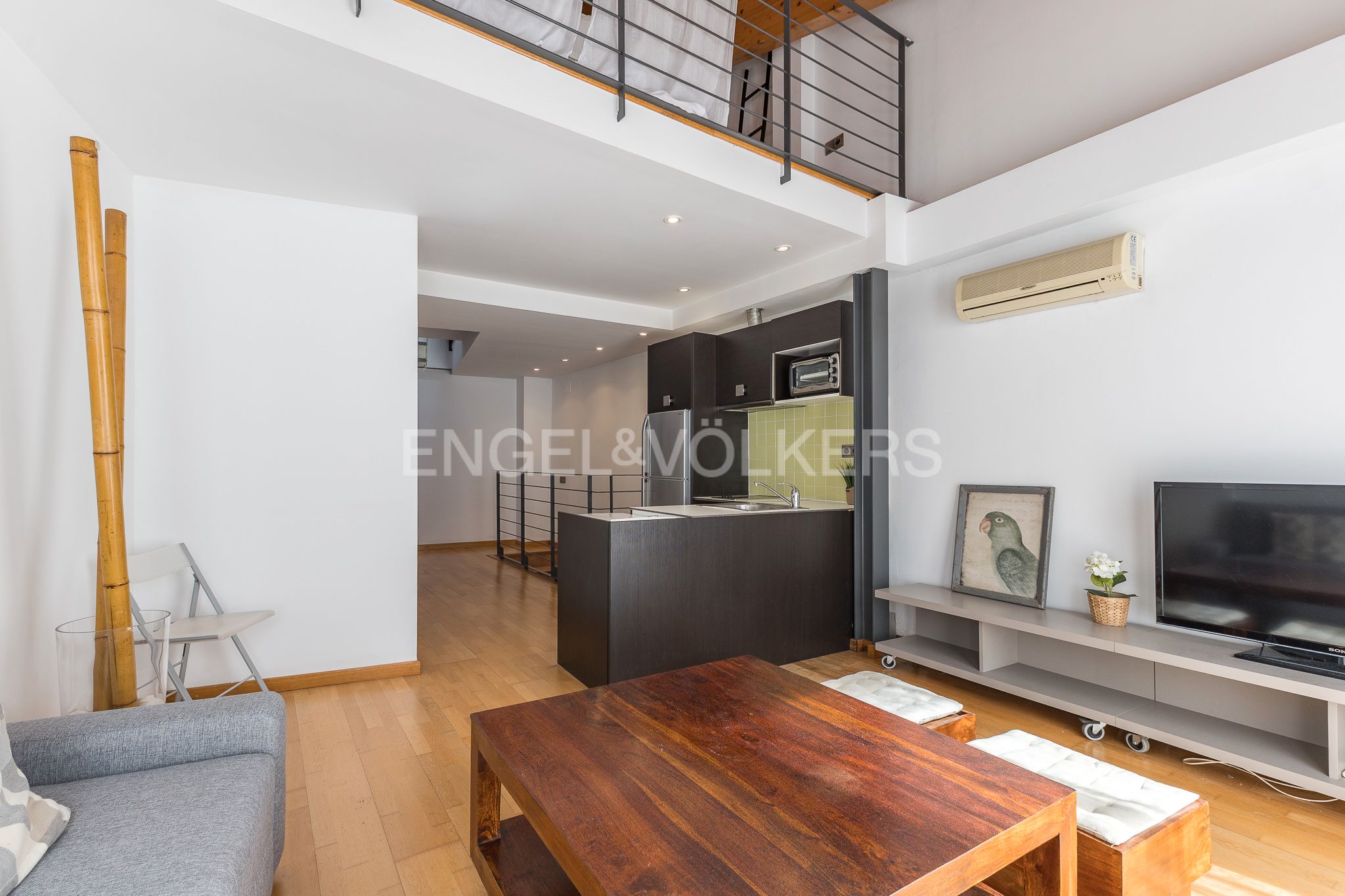 Living room of Duplex for sale in Sant Cugat del Vallès  with Air Conditioner, Heating and Parquet flooring