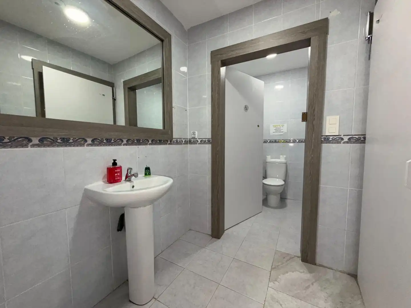 Bathroom of Commercial properties for rent in Churriana de la Vega