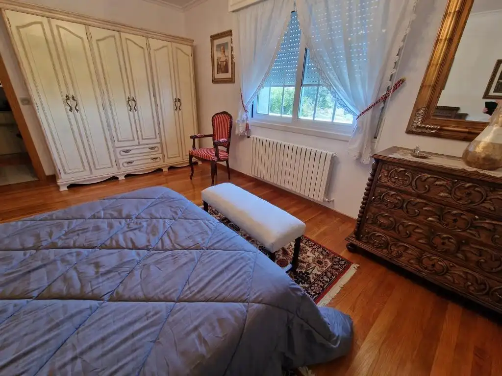Habitación de Casa o chalet en venta en Ourense Capital  con Calefacción, Jardín privado y Parquet