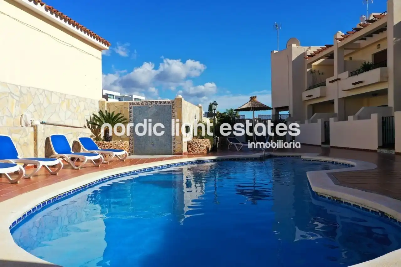 Vista exterior de Casa o chalet en venta en Nerja con Terraza, Piscina y Amueblado