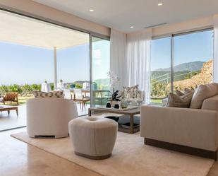 Sala d'estar de Planta baixa en venda en Marbella amb Aire condicionat, Terrassa i Moblat