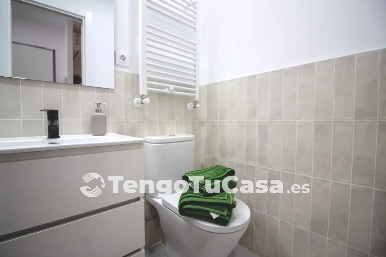 Bathroom of Flat for sale in Madrid  with Air Conditioner, Heating and Parquet flooring
