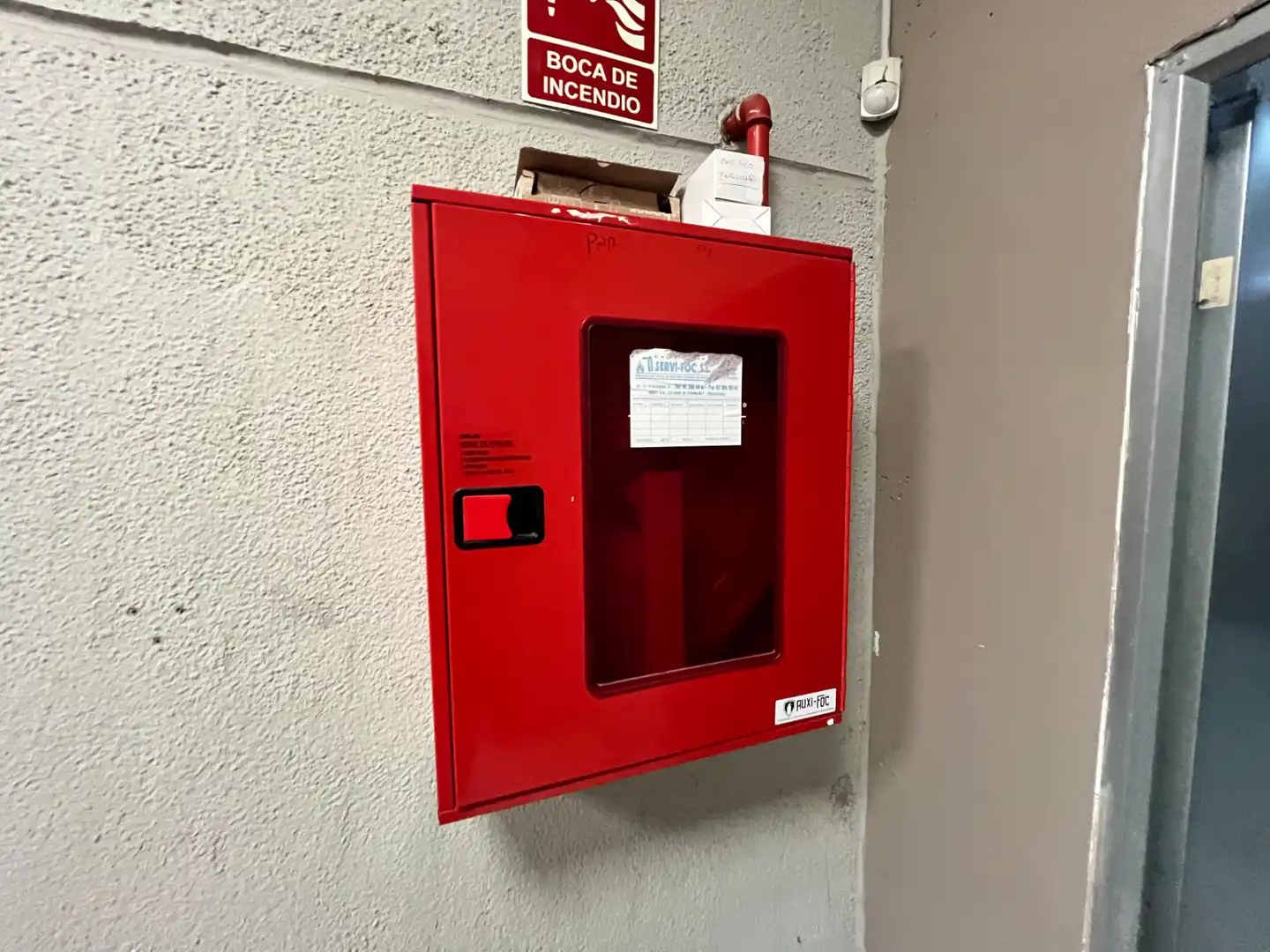 Außenansicht von Fabrikhallen zur Miete in Badalona mit Heizung und Alarm