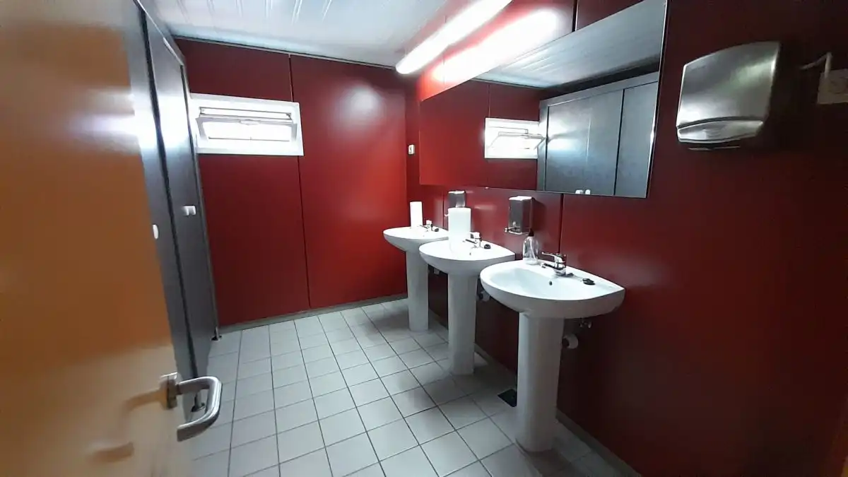 Bany de Oficina de lloguer en Fuenlabrada amb Aire condicionat i Calefacció