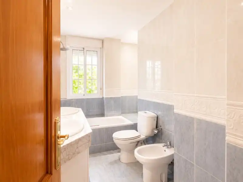 Badezimmer von Haus oder Chalet zum Verkauf in Torrelodones mit Klimaanlage, Heizung und Terrasse